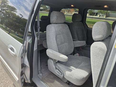 Used 2005 Kia Sedona LX w/ Value Pkg image 17