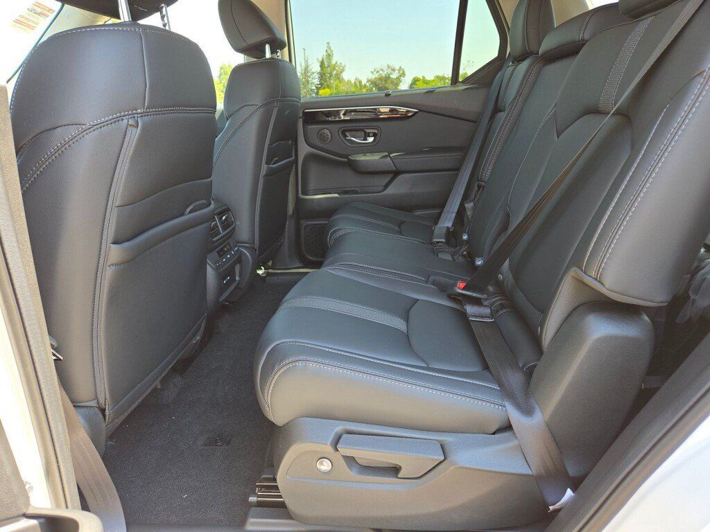 New 2025 Honda Pilot Touring image 6