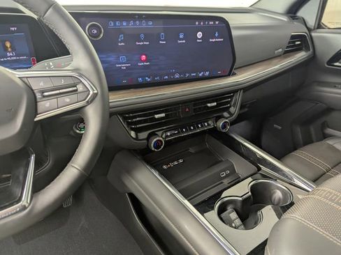 Used 2025 Chevrolet Suburban High Country image 14