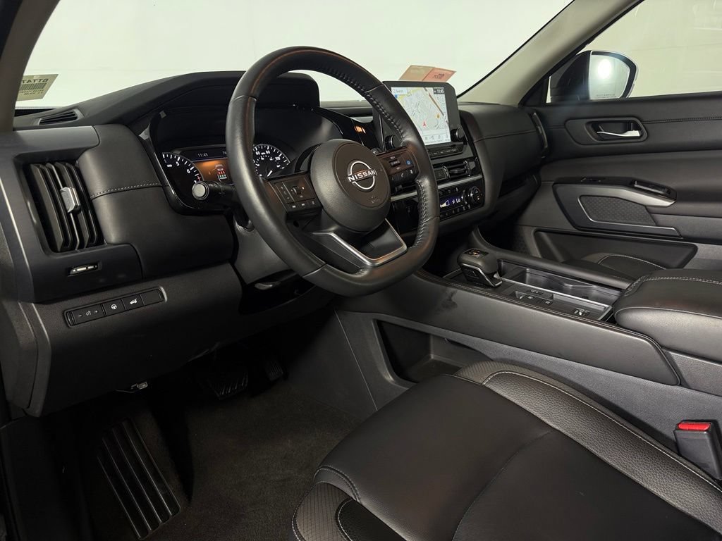 Used 2025 Nissan Pathfinder SL FWD image 13