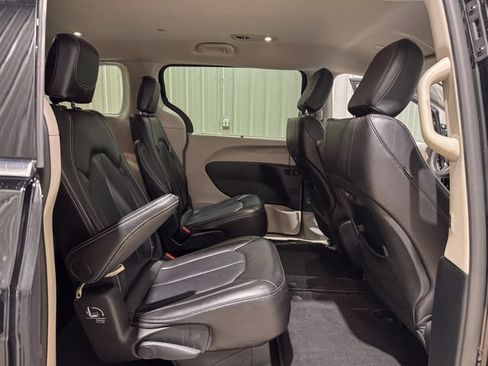 Used 2024 Chrysler Pacifica Touring-L FWD image 26