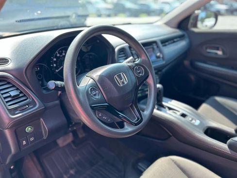 Used 2019 Honda HR-V LX image 12
