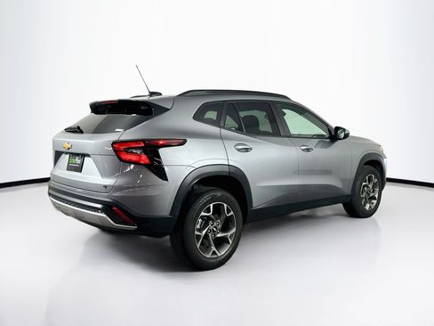 Used 2025 Chevrolet Trax LT w/ LT Convenience Package FWD image 9