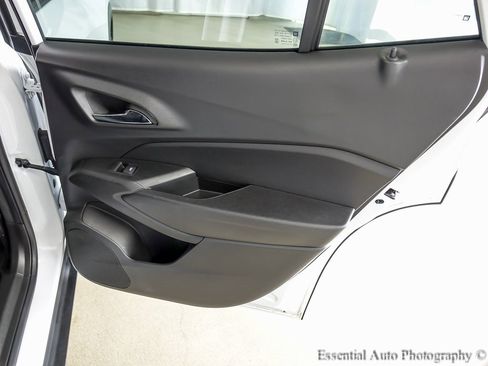 Used 2025 Chevrolet Trax LT w/ LT Convenience Package image 21