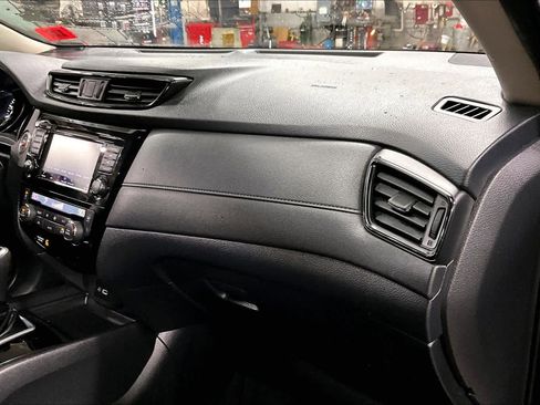 Used 2019 Nissan Rogue SV image 16