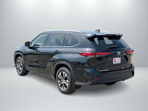 Used 2022 Toyota Highlander XLE AWD/4WD image 3
