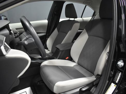 Used 2025 Toyota Corolla LE FWD image 5