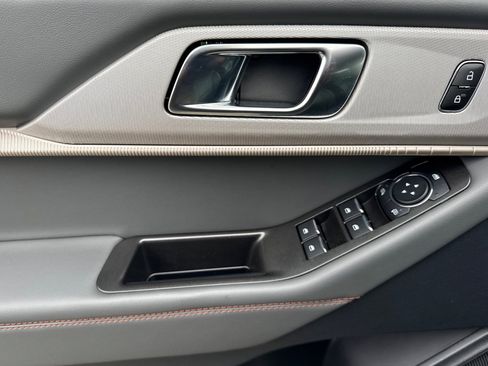 Used 2025 Ford Explorer Active w/ Active Comfort Package image 12