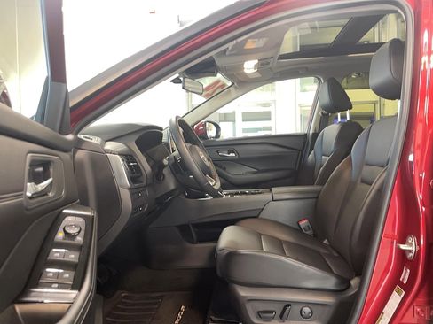 Used 2024 Nissan Rogue SV w/ SV Premium Package image 9