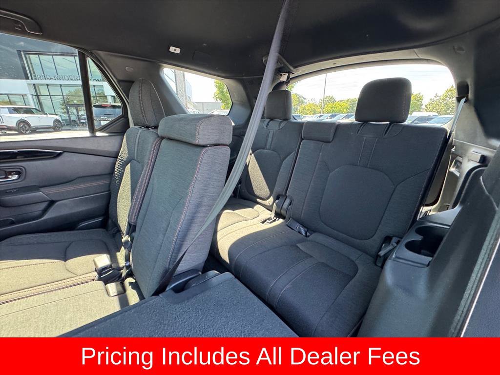 Used 2025 Honda Pilot Sport image 12
