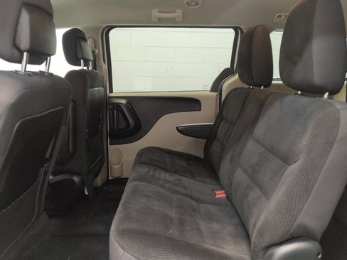 Used 2019 Dodge Grand Caravan SE w/ UConnect Hands-Free Group FWD image 18