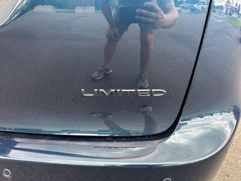 Used 2025 Chrysler Pacifica Limited FWD image 9