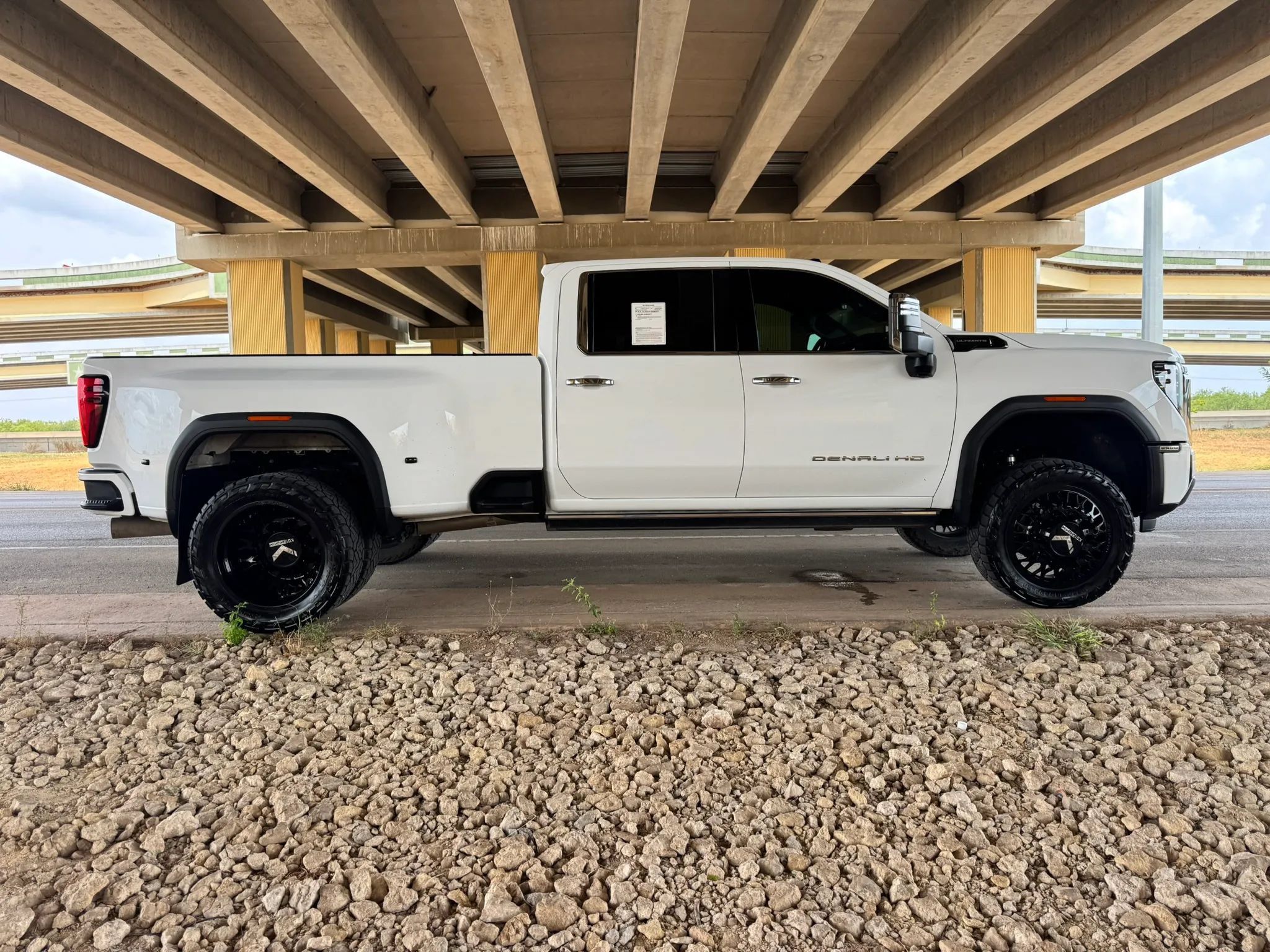 Used 2024 GMC Sierra 3500 Denali Ultimate AWD/4WD image 2