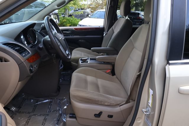 Used 2015 Chrysler Town & Country Touring FWD image 12