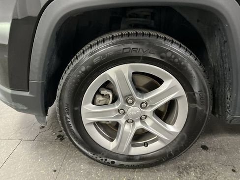 Used 2024 Jeep Compass Latitude AWD/4WD image 32