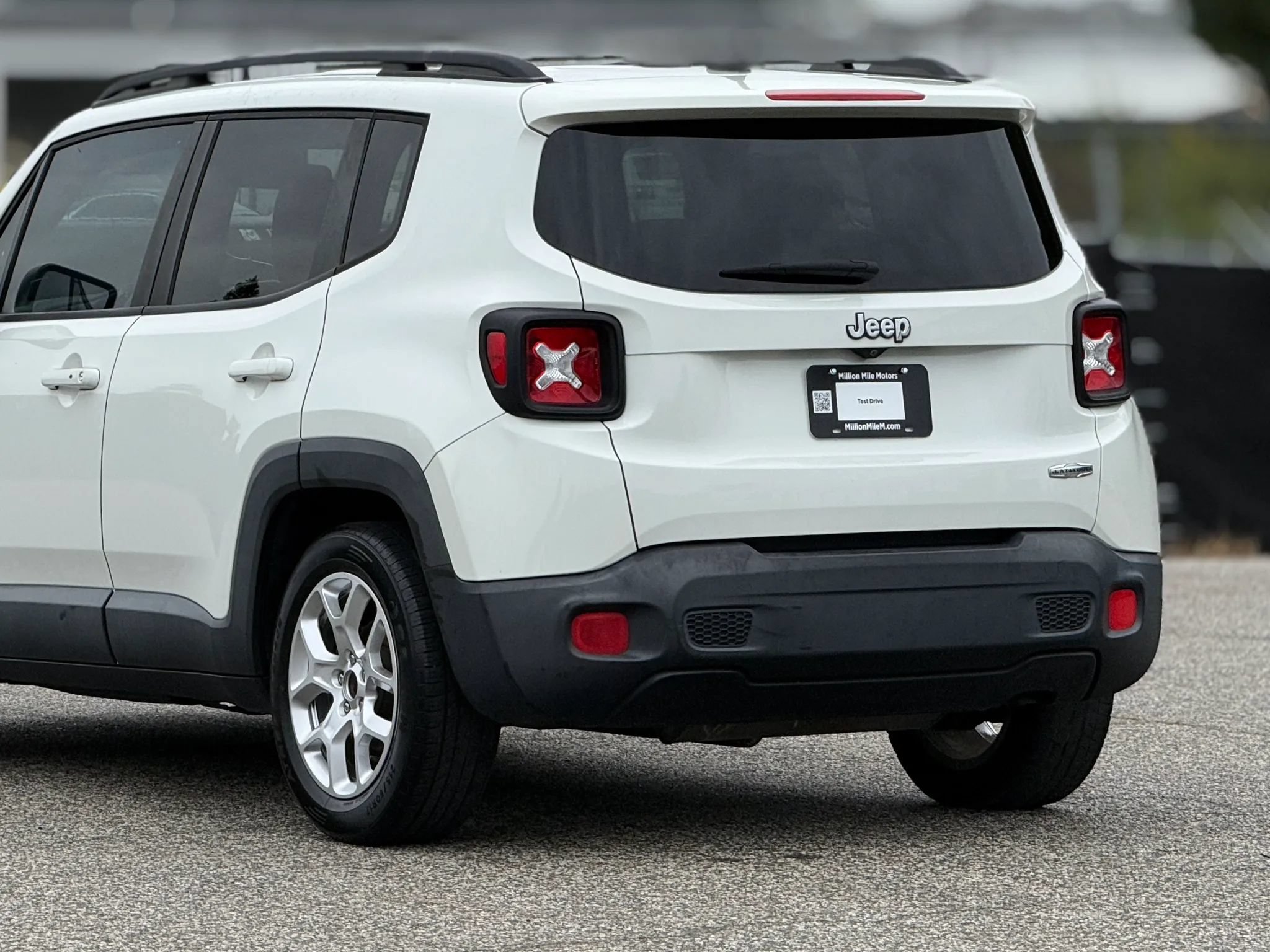 Used 2017 Jeep Renegade Latitude FWD image 16