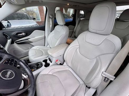 Used 2019 Jeep Cherokee Limited image 8