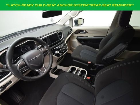 Used 2022 Chrysler Voyager LX image 9
