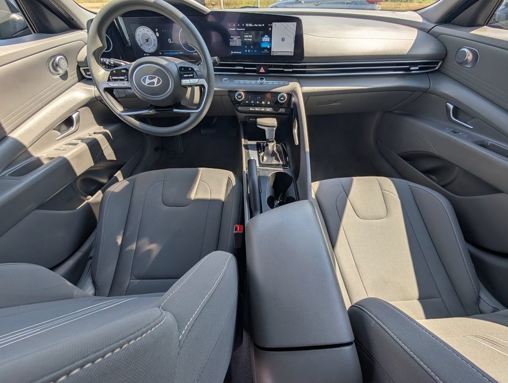 Used 2024 Hyundai Elantra SEL FWD image 25