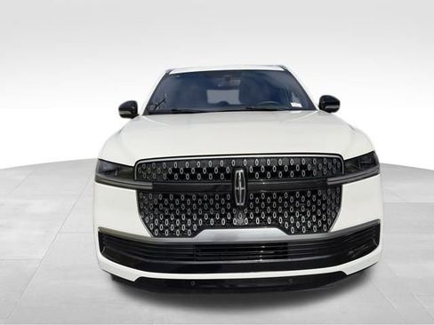 Used 2025 Lincoln Navigator Reserve image 2