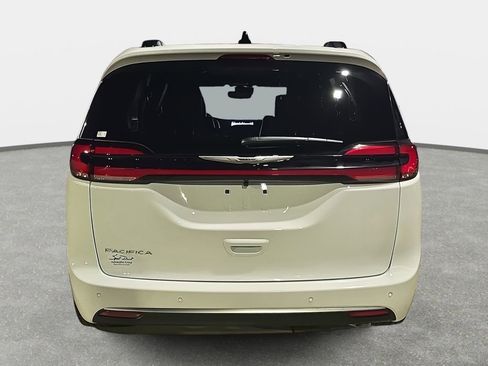 New 2026 Chrysler Pacifica Pinnacle image 6