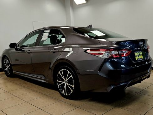 Used 2020 Toyota Camry SE image 5
