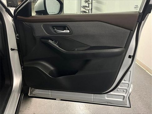 Used 2023 Nissan Rogue SV image 12