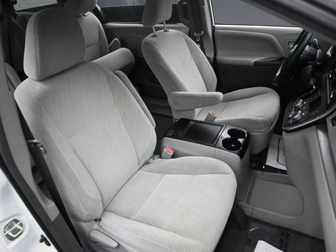 Used 2019 Toyota Sienna LE image 11