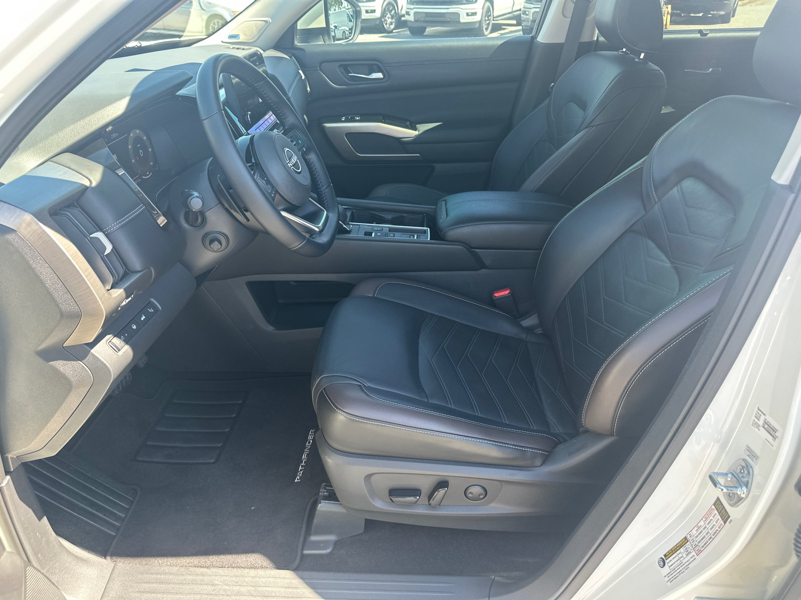 Used 2022 Nissan Pathfinder Platinum w/ Cargo Package FWD image 9