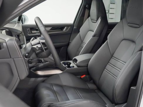 Certified 2025 Porsche Cayenne Turbo image 5