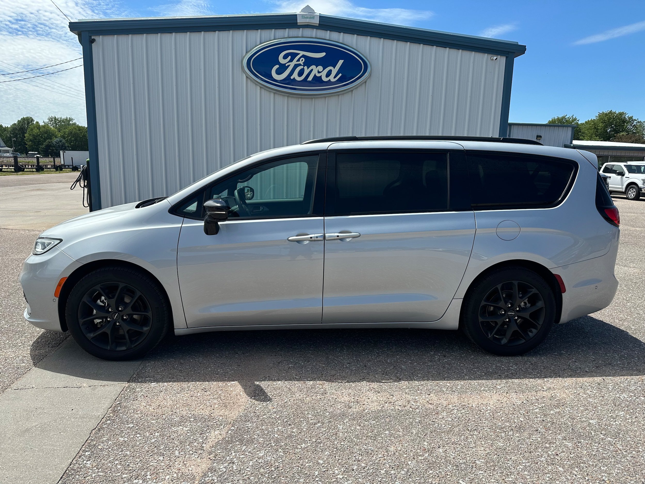 Used 2024 Chrysler Pacifica Limited w/ S Appearance Package FWD image 3