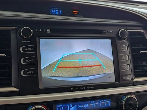 Used 2019 Toyota Highlander XLE AWD/4WD image 34