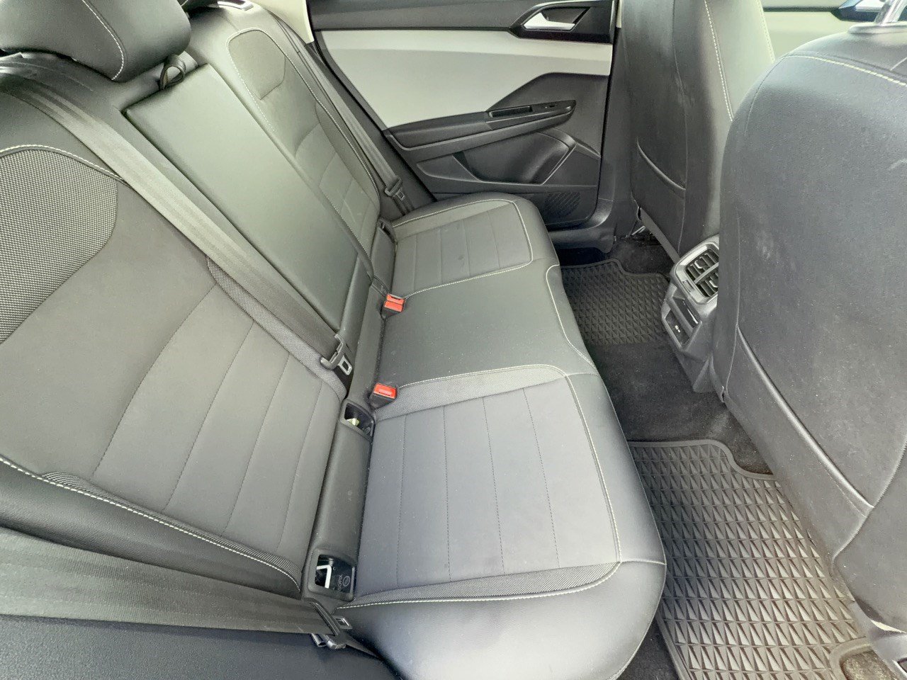 Used 2022 Volkswagen Taos SE w/ Panoramic Sunroof Package FWD image 29