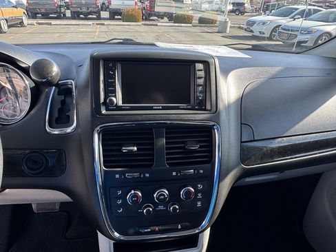 Used 2018 Dodge Grand Caravan SE w/ UConnect Hands-Free Group image 18