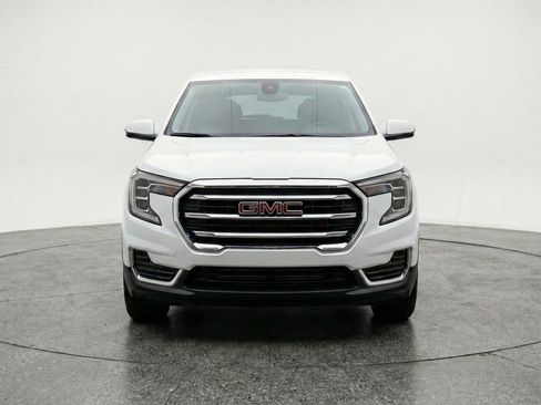 Used 2024 GMC Terrain SLT image 2