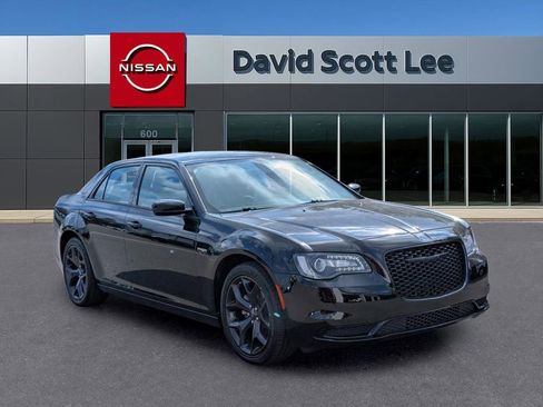 Used 2023 Chrysler 300 Touring w/ Sport Appearance Package image 3