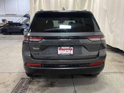 Used 2023 Jeep Grand Cherokee Altitude image 4