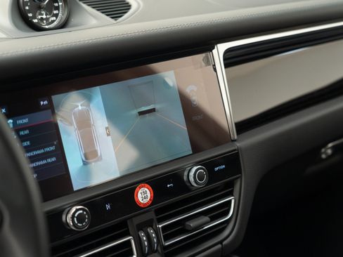 Certified 2025 Porsche Macan AWD/4WD image 25