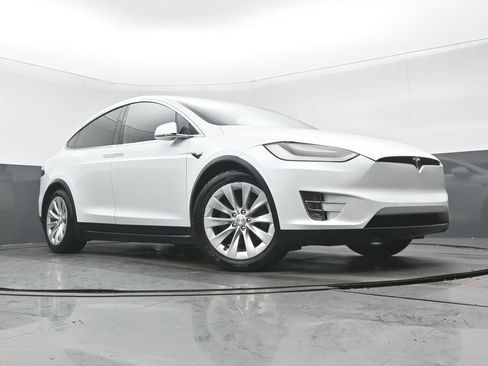 Used 2018 Tesla Model X 75D image 9
