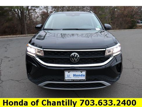 Used 2024 Volkswagen Taos SE image 2