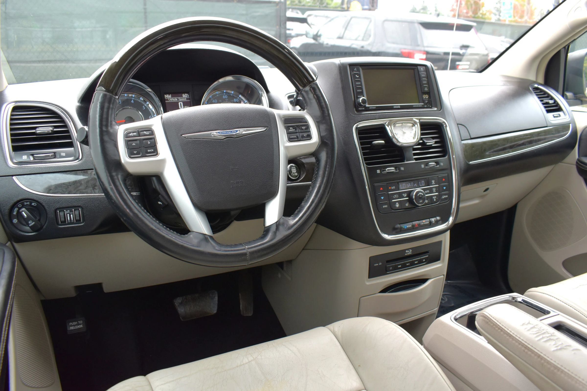 Used 2014 Chrysler Town & Country Limited w/ Luxury Group FWD image 3