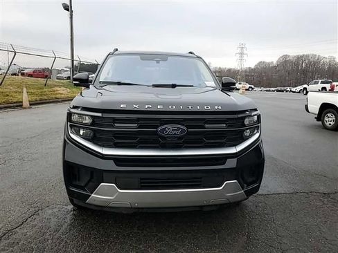 Used 2025 Ford Expedition Platinum image 2
