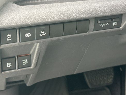 Used 2022 Toyota Sienna XLE w/ XLE Plus Package FWD image 10