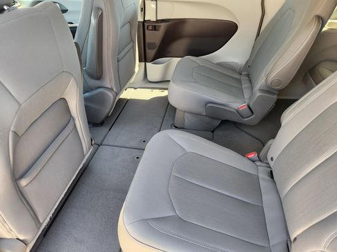 Used 2017 Chrysler Pacifica Touring image 29