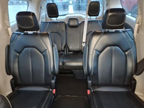 Used 2023 Chrysler Pacifica Touring-L image 19