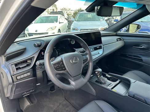 Used 2024 Lexus ES 300h image 2