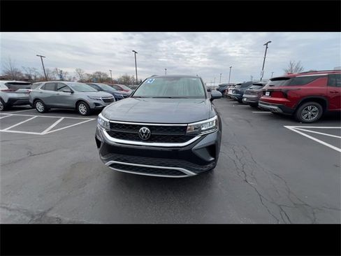 Used 2024 Volkswagen Taos SE image 3