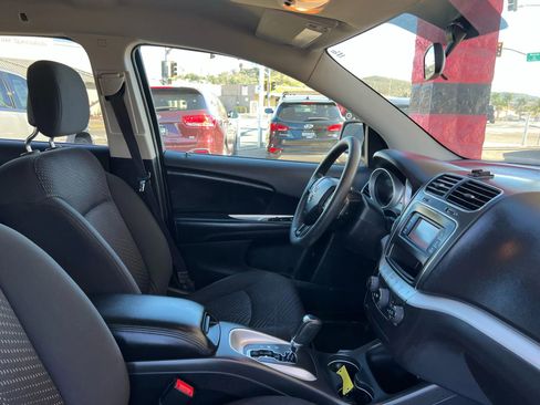 Used 2017 Dodge Journey SE image 25