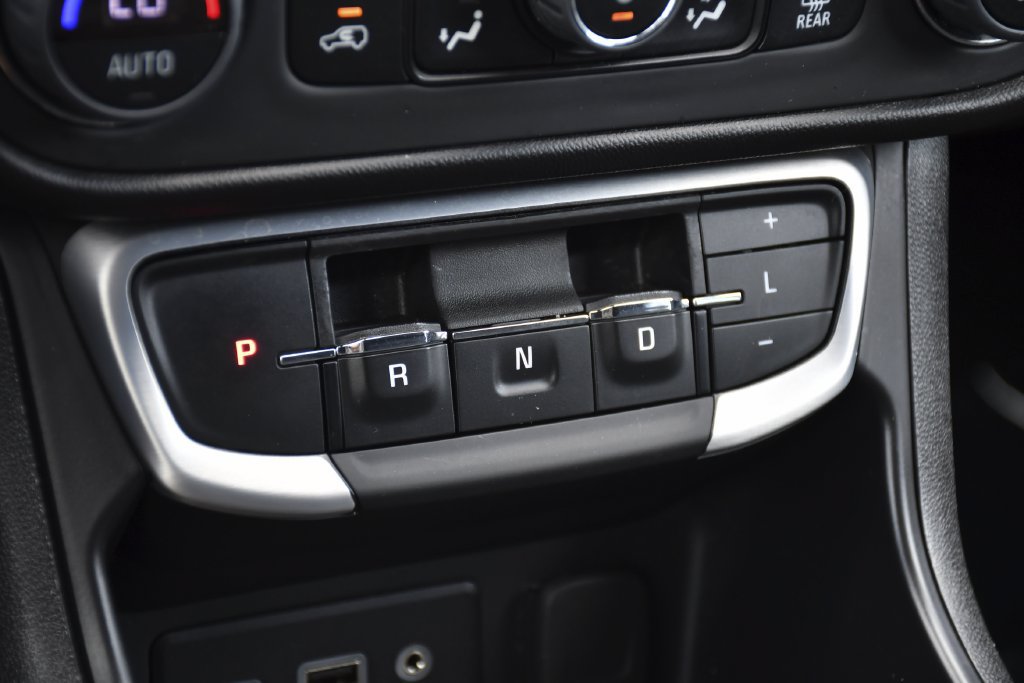 Used 2024 GMC Terrain SLE w/ Driver Convenience Package FWD image 14