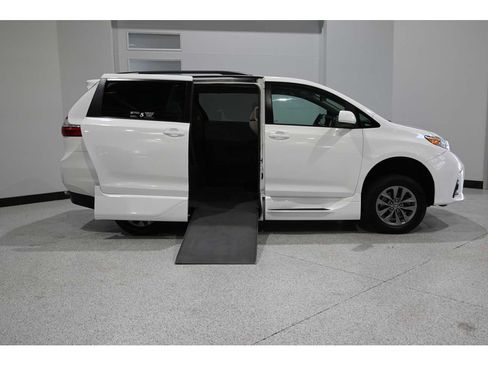 Used 2019 Toyota Sienna LE FWD image 17
